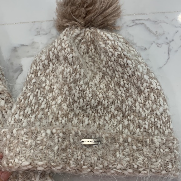 Steve Madden Cozy Cable knit Infinity Scarf and Winter Cap with Fuzzy. - Picture 4 of 6